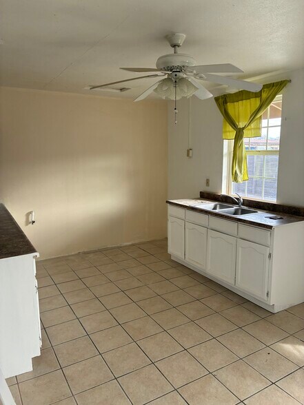 Building Photo - 558 E Avenue Q12