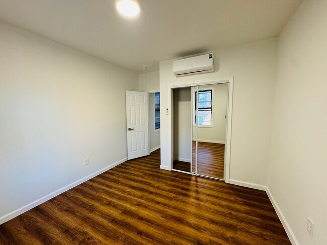 Building Photo - 306 E 25th St