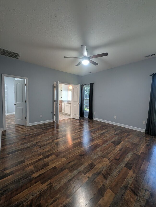 Building Photo - 305 Weatherford Dr
