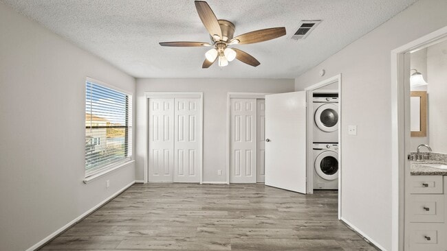 Building Photo - 1914 Lakeside Dr