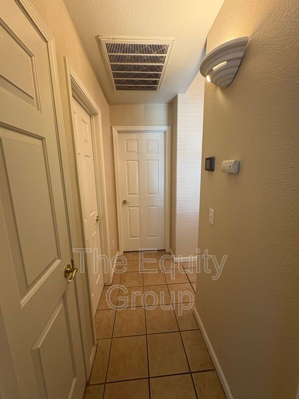 Building Photo - 3645 E Vista Dr