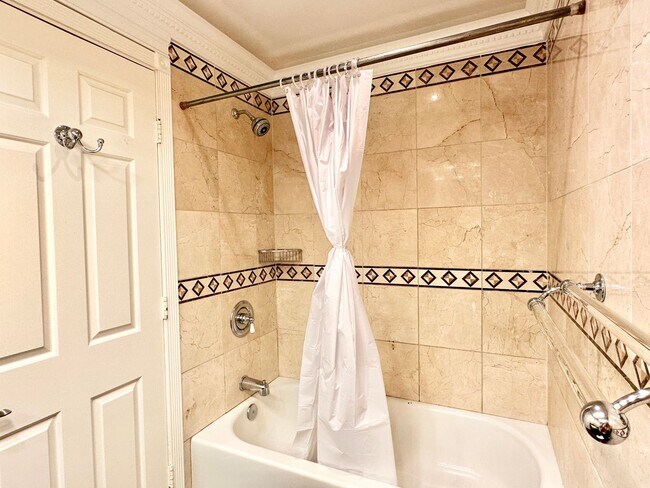 Building Photo - Sutton Place - 3 beds 2.5 baths!  Parking!...