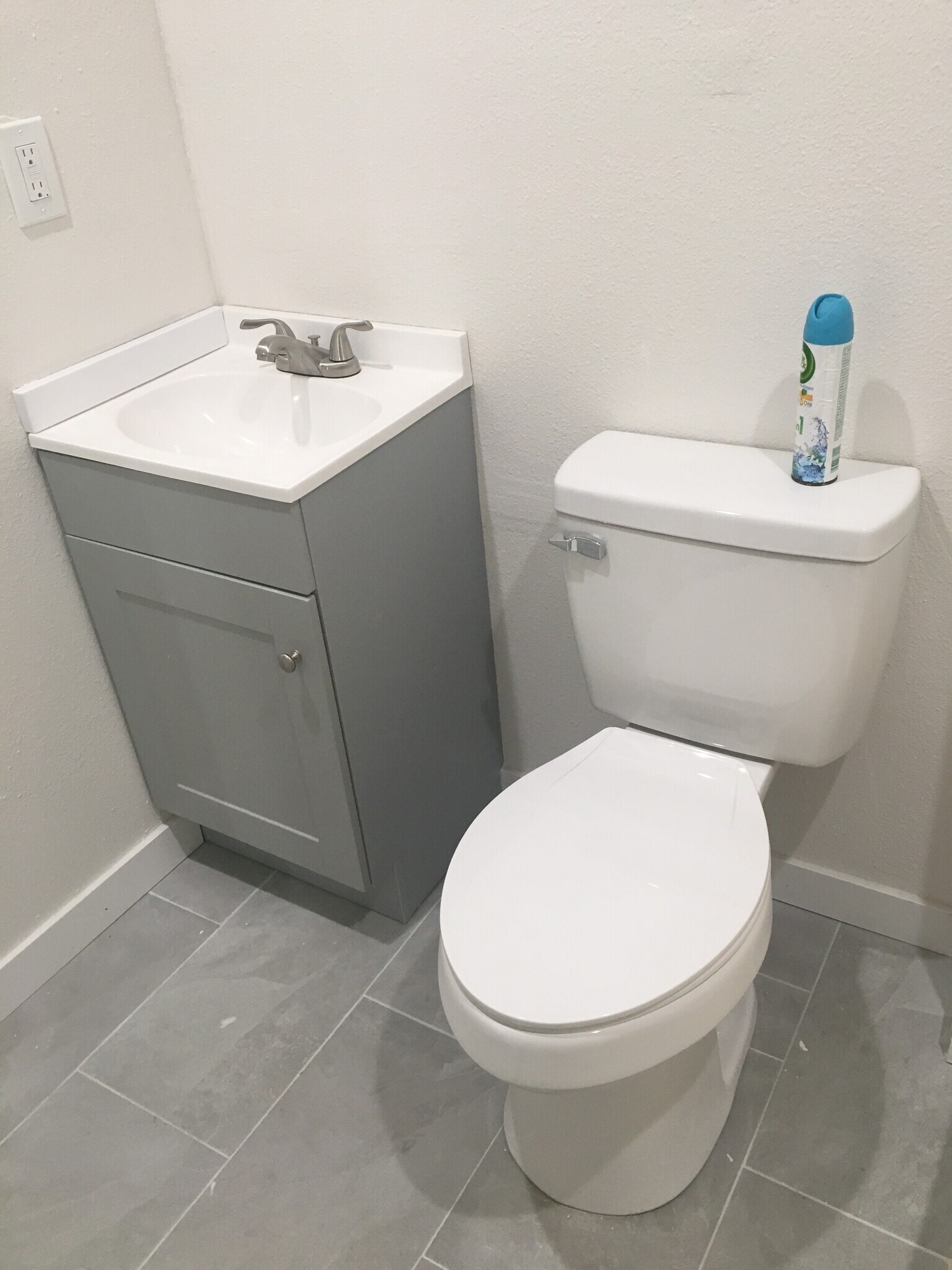 Bathroom - 1048 W 60th Plz