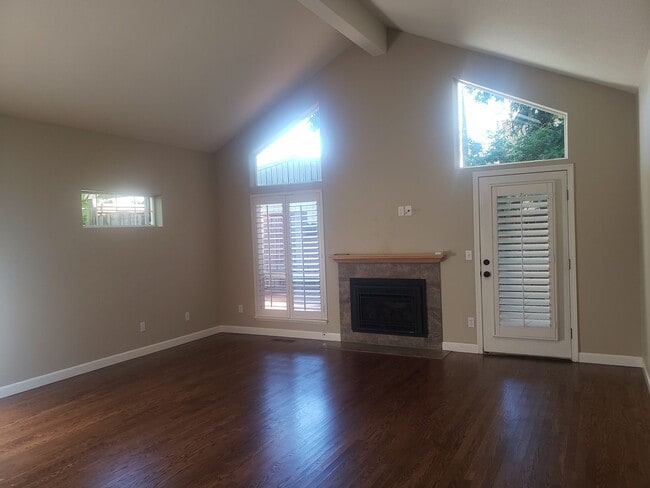 Building Photo - Wonderful John's Landing Updated Townhouse...