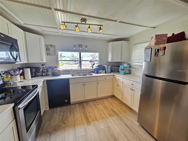 Building Photo - 321 4th St W