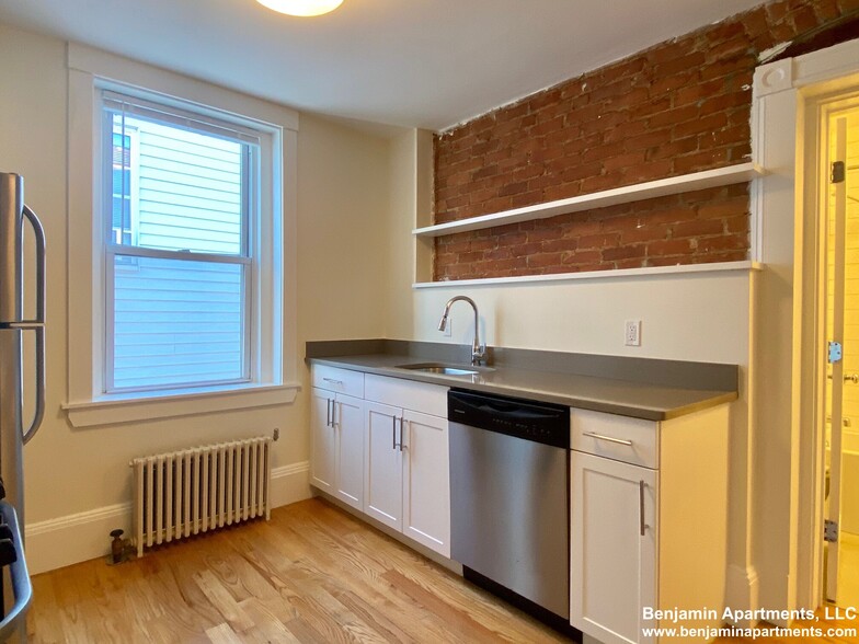 Primary Photo - 100 Harvard St