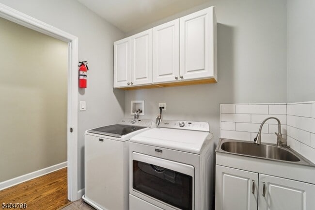 Building Photo - 204 Harrison St