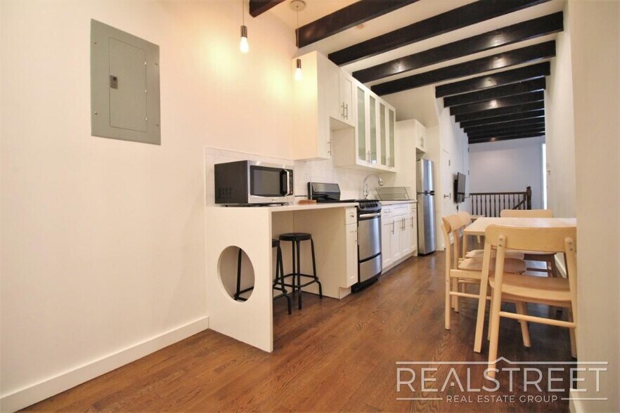 Building Photo - 4 Bed 2 Bath Duplex in BedStuy!