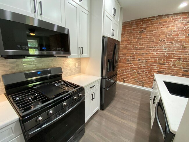 Building Photo - E 11th Ave 162-164 MLR