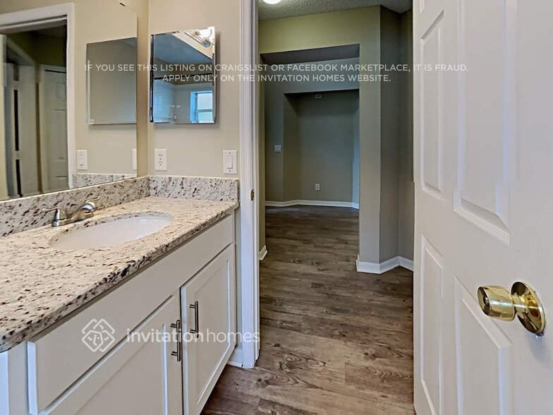 Building Photo - 13768 Meadowpark Ave