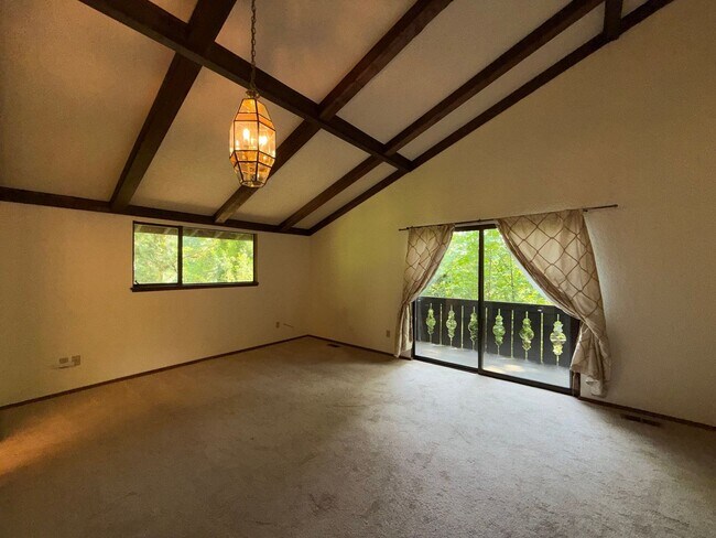 Building Photo - 3 Bed 2.5 Bath in the Heart of Bellevue