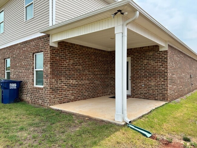 Building Photo - Three car garage Two story home close to e...