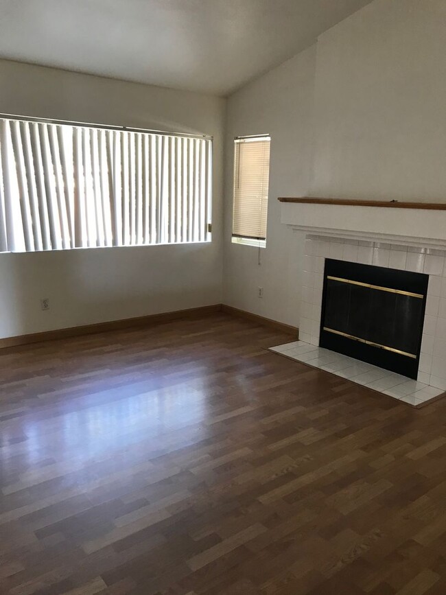 Building Photo - 3 BEDROOM, 2 BATH VICTORVILLE HOME. COMMUT...