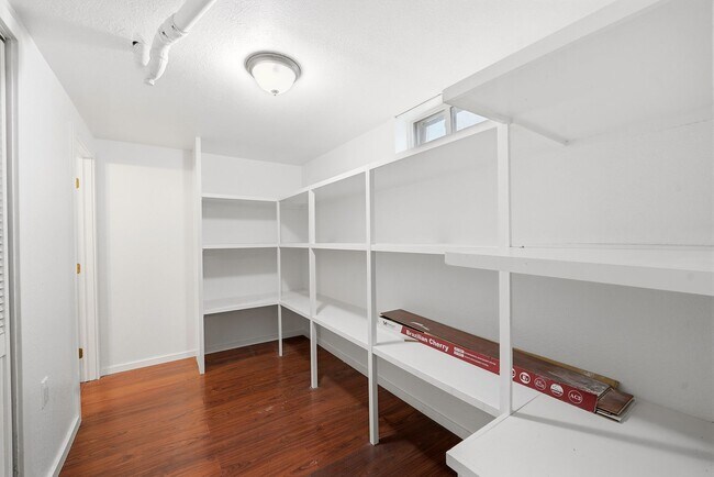 Building Photo - 5 bedroom, 3 1/2 bath, home with two master suites and 2 car garage.