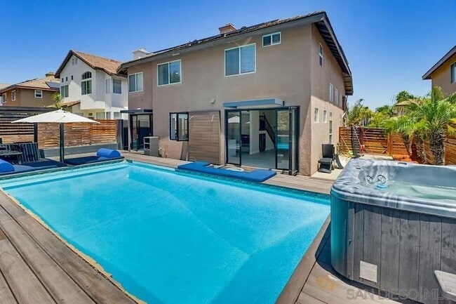 Building Photo - 561 Bayona Loop