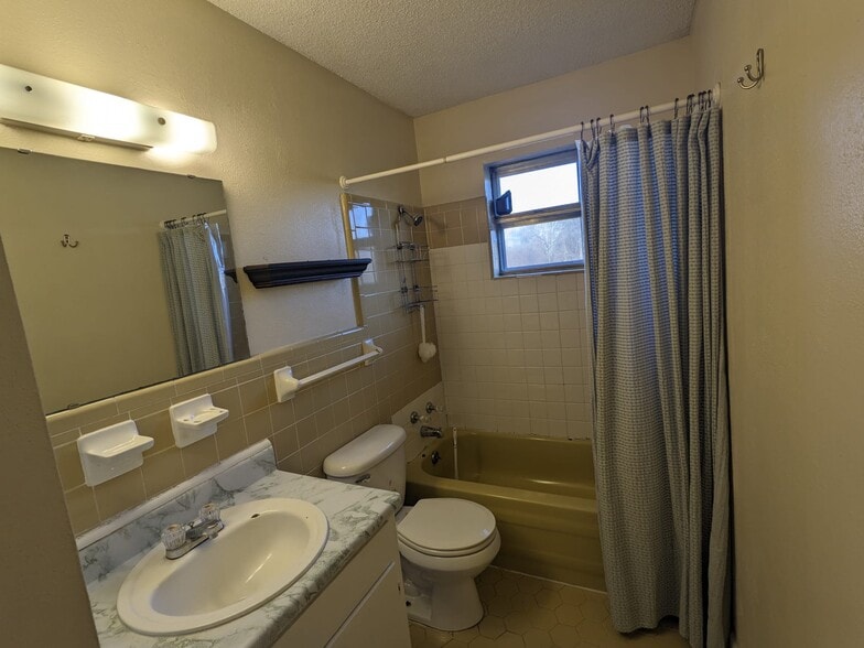 Bath - 416 Thacker Loop