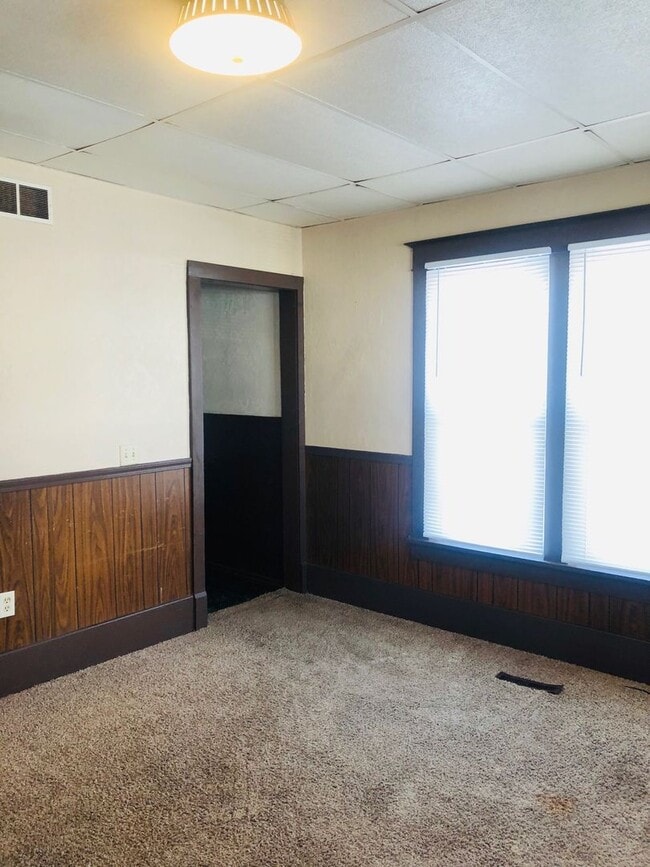 Building Photo - Centrally Located Bungalow