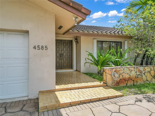 Primary Photo - 4585 SW 87th Ave