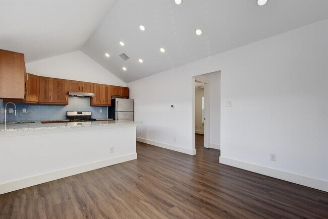 Building Photo - 1311 E 52nd St