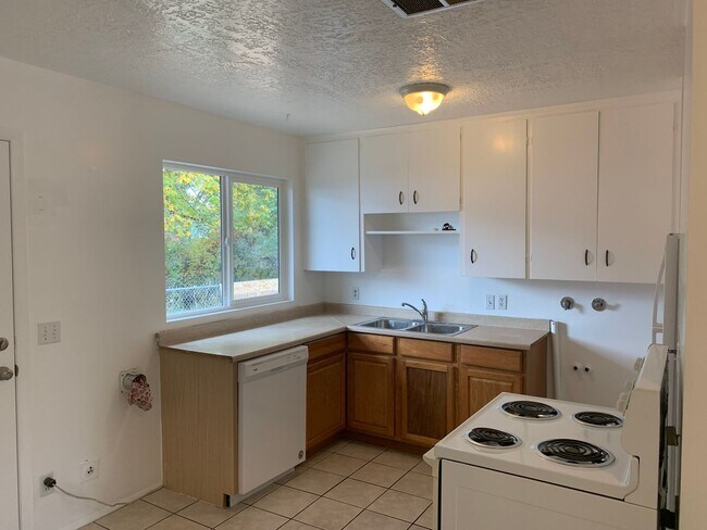 Building Photo - 651 Chester St