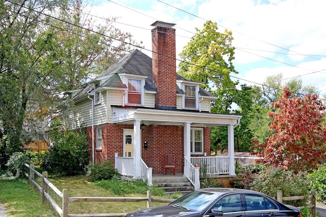 Primary Photo - Charming Student-Friendly UVA Home