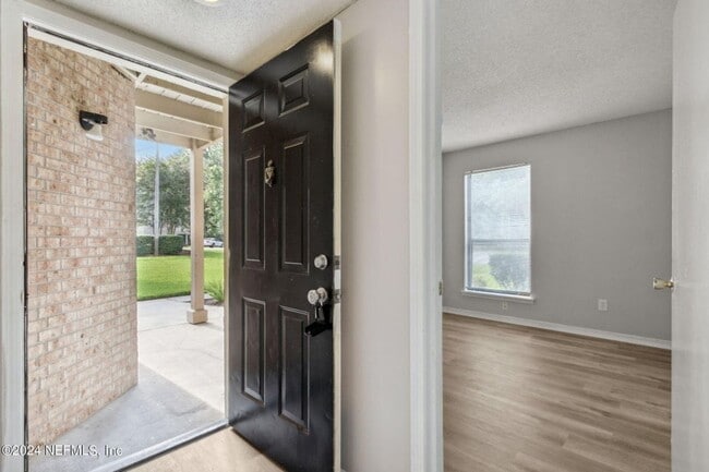 Building Photo - Renovated Condo in a Convenient Location!