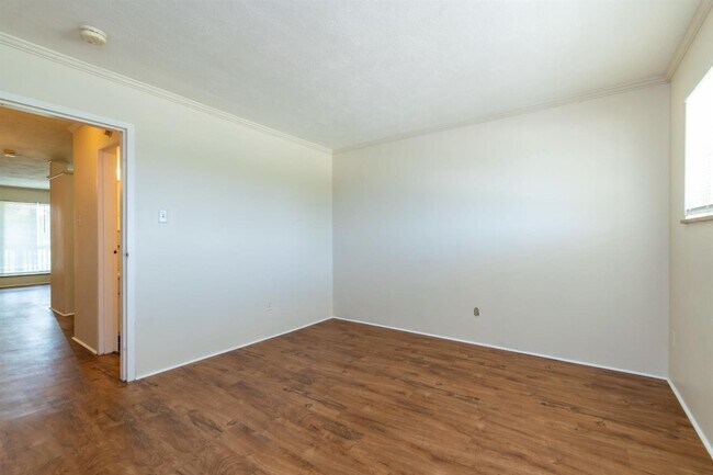 Building Photo - 1685 Alexandria Dr