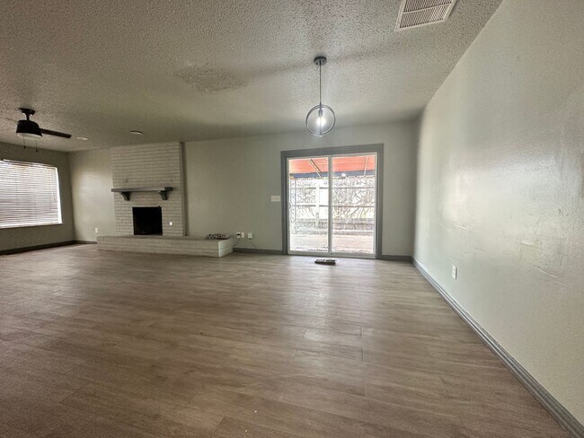 Building Photo - 2 bed unit okc