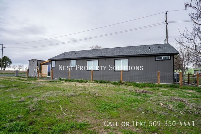 Building Photo - 905 W 6th St