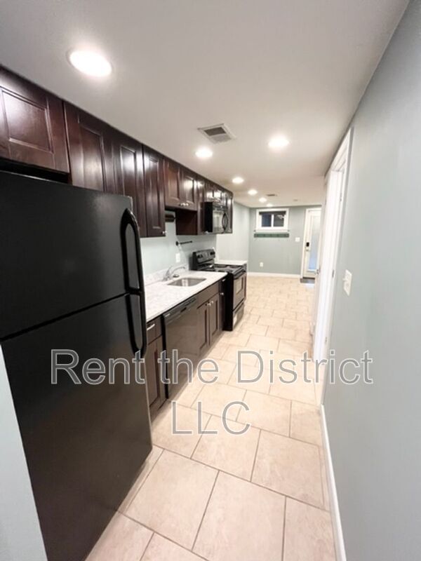 Building Photo - 421 Newton Pl NW