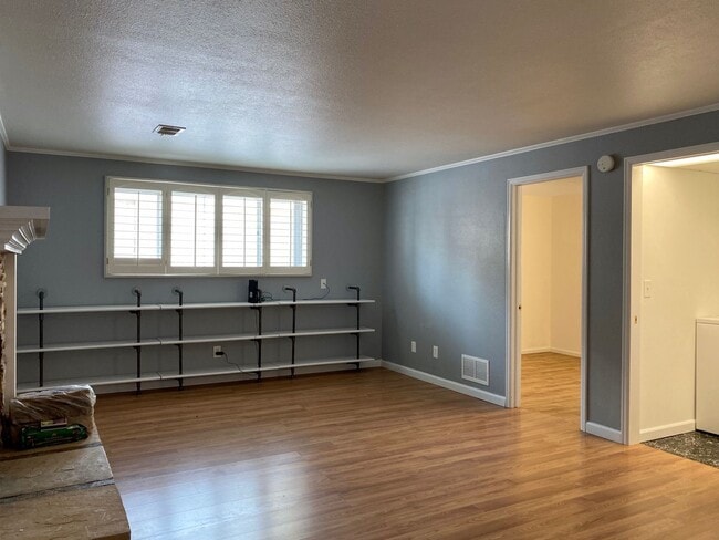 Building Photo - Spacious Tri-Level Home Featuring 4BD/2.5B...