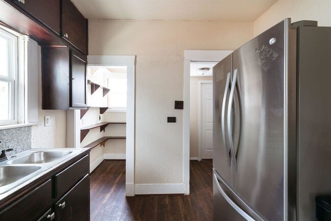 Large pantry, stainless steel appliances - 3811 Fox St