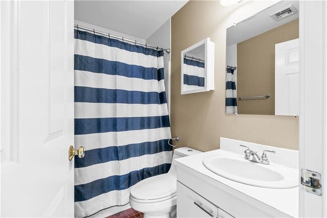 Building Photo - 580 Thames St