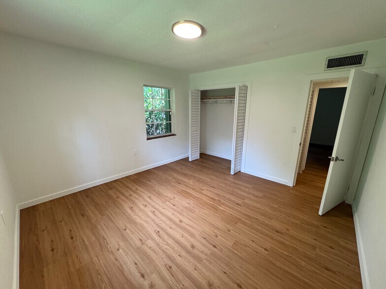 Building Photo - 5765 SW 48th St