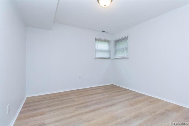 Building Photo - 7580 Thornwood St