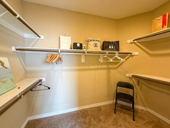 Building Photo - Luxury 6/BD 4.5/BA Large Furnished Home with Dual Primary Suites in Gated Community