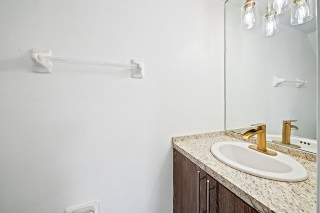 Building Photo - Newly Renovated 2 bed and 3 bath Townhome ...