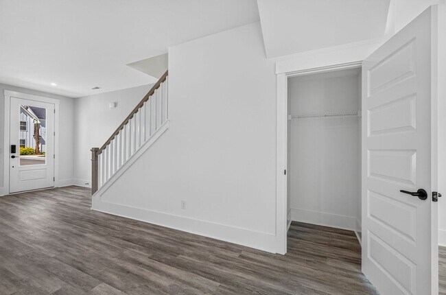 Building Photo - Modern Comfort in the Heart of Johns Island