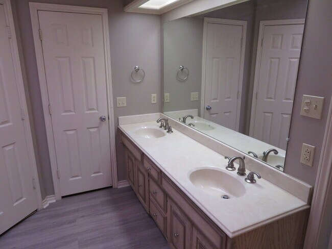 Building Photo - Nice Modern Home Located In Whisper Wood Near Tech. Includes access to pool & tennis court.