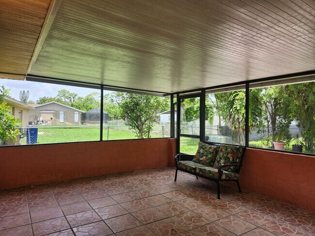 Building Photo - Single Family 3 bedroom 2 bath Must See