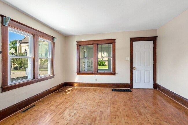 Building Photo - 209 Appleton St