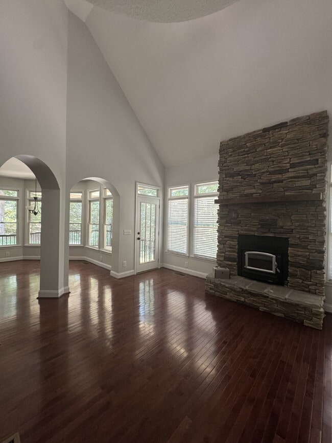 Building Photo - Beautiful Home Available Immediately in Se...