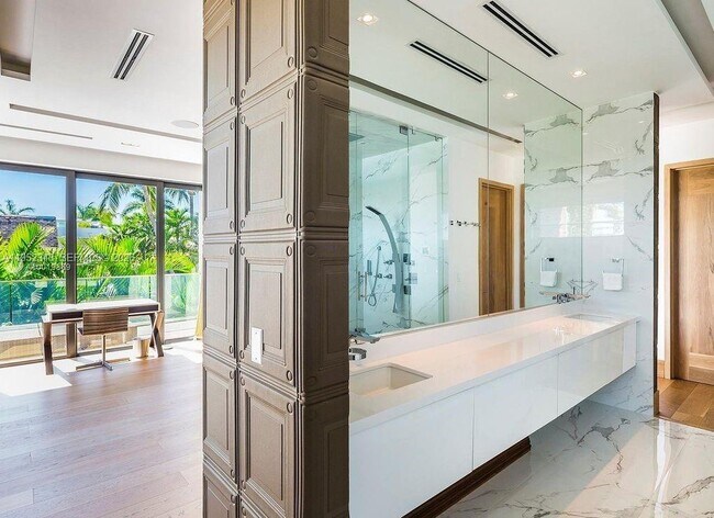 Building Photo - 321 E Dilido Dr