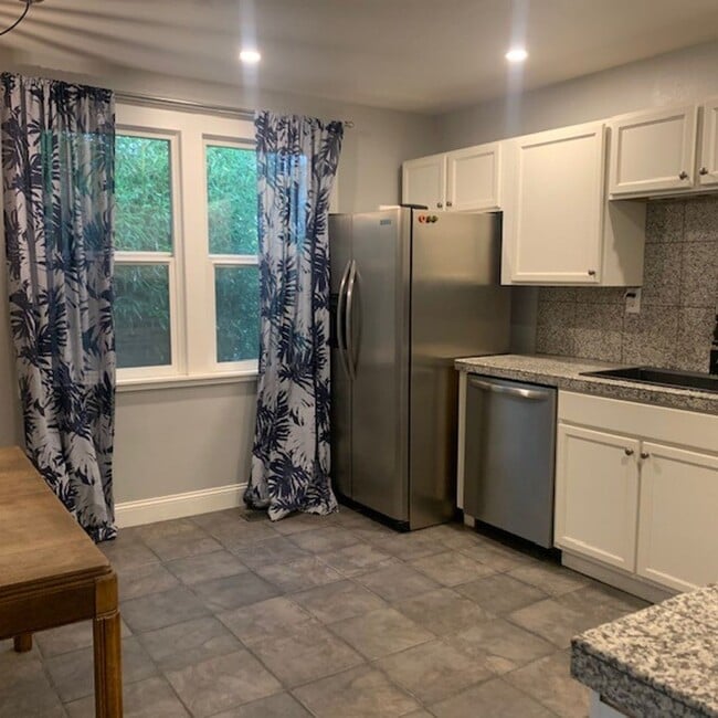 Building Photo - Classic Updated Bungalow.  2 bed with flex...