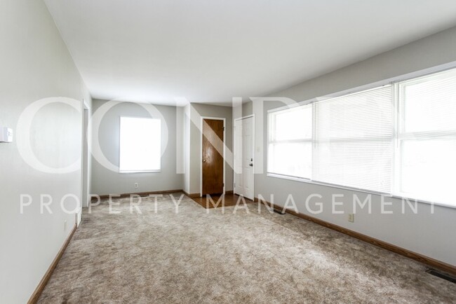 Building Photo - Spacious 3 Bedroom in Great Location