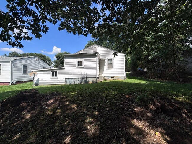 Building Photo - Get it now to see it. Perfect for young family. Great location