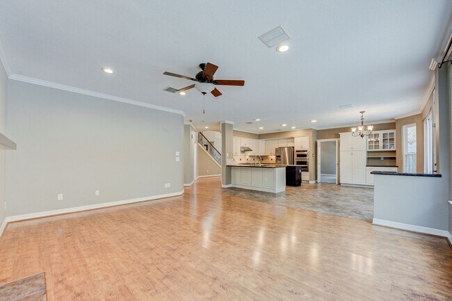 Building Photo - 5 Bed/ 3 Bath Two Story Home