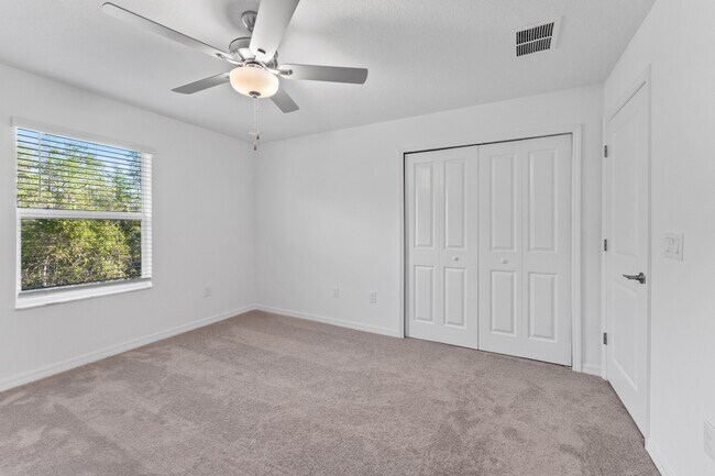 Building Photo - Absolutely stunning 3 BR /2.5 Bath / 2 Car Garage + LOFT townhome in ultra-modern and green-focus...