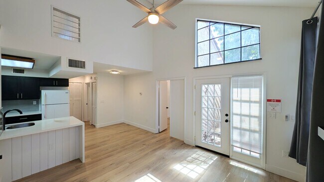 Building Photo - 3 Bedroom Townhome in the Dartmouth Trace Community Near N Dobson Rd and W University Dr!