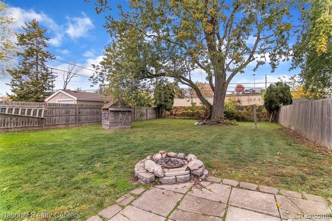 Building Photo - 21371 Hillcrest St